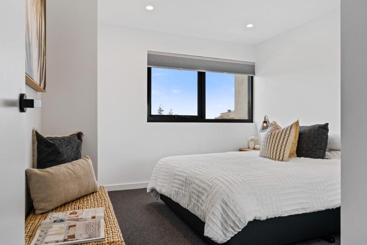 Apartment Sleek Pad With A Garden Rooftop *
